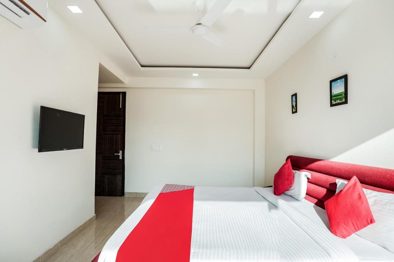 Oyo 65118 Hotel Vatika Gurgaon Buitenkant foto